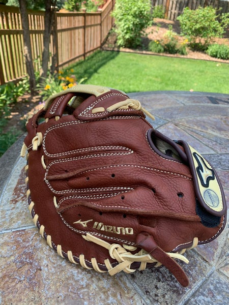 Like new Mizuno MVP women’s fast pitch catchers mitt.