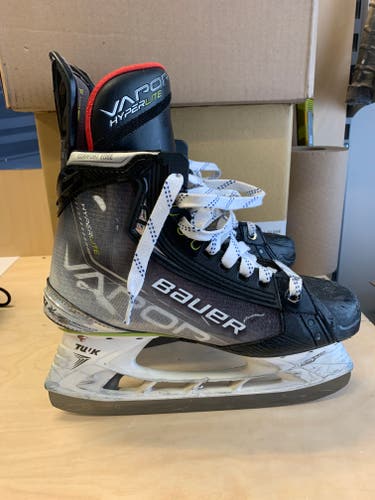 Intermediate Used Bauer Vapor Hyperlite Hockey Skates Regular Width Size 6