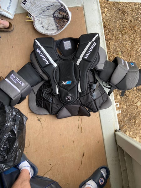 New Large Vaughn V9 Pro Carbon Goalie Chest Protector