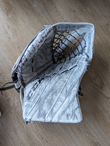 Full Right CCM EFLEX 5.9 Glove and Blocker