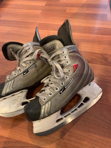 Used Bauer Regular Width   Size 2.5 Vapor XXXX Hockey Skates