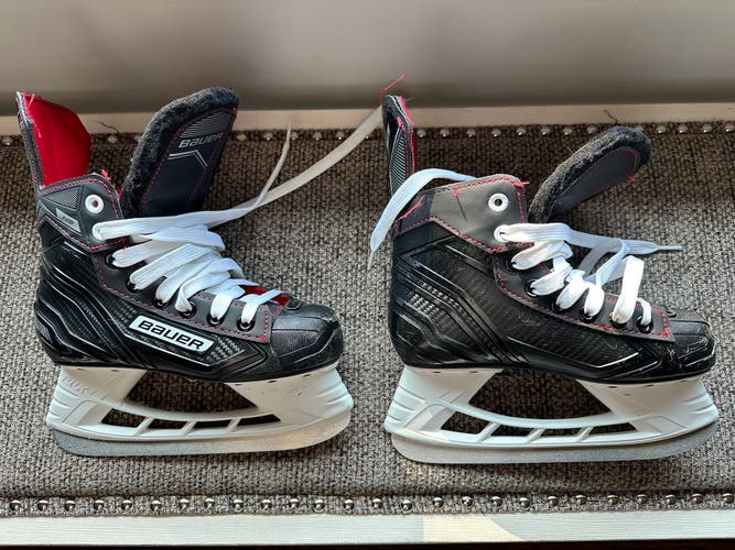 Used Youth Bauer Hockey Skates Regular Width Size 1