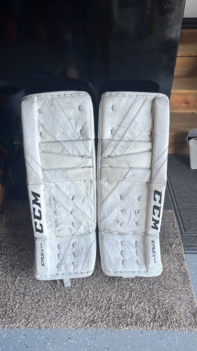 30 +1 CCM white EFLEX 5.9 goalie pads