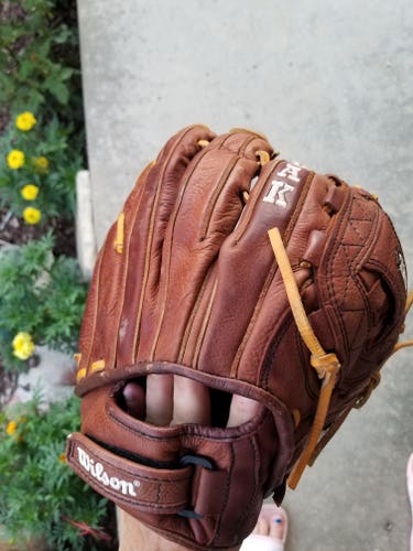 Used Wilson Right Hand Throw Infield A1500FP12 Softball Glove 12"
