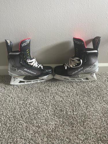 Lightly Used Bauer Vapor Hyperlite Hockey Skates Size 9 Fit 2