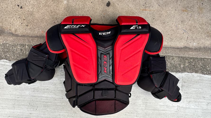 Small CCM  Extreme Flex Shield E1.9 Goalie Chest Protector