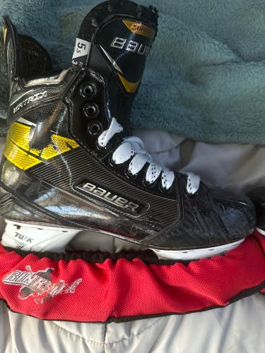 Intermediate Bauer   Size 5.5 Supreme Matrix Hockey Skates