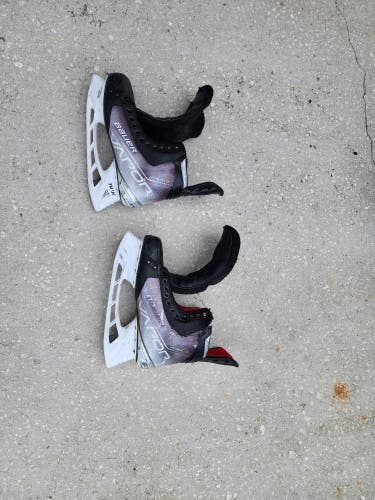 Senior Used Bauer Vapor Hyperlite Hockey Skates Regular Width Size 11