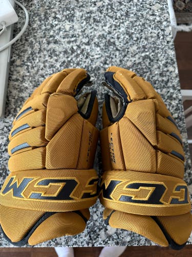 CCM Tacks 4 Roll Gloves