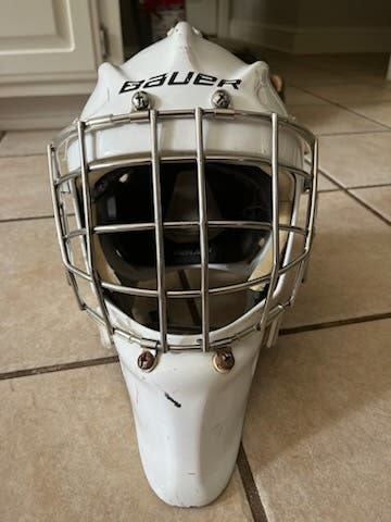 Senior Used Bauer 960 Goalie Mask (Size: M) with bag
