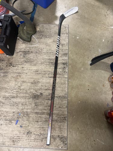 Senior Right Handed P28 Vapor Hyperlite Hockey Stick