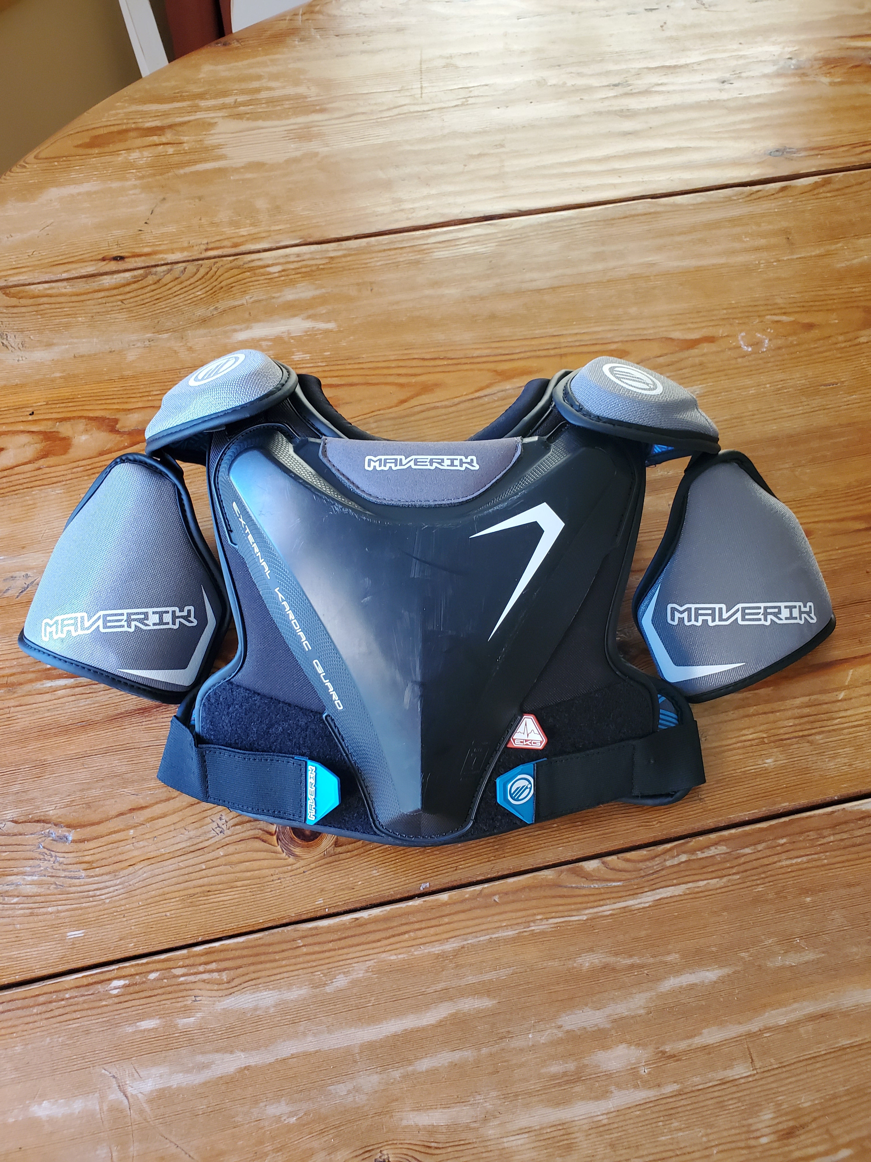 LN Medium Maverik Charger EKG Shoulder Pads