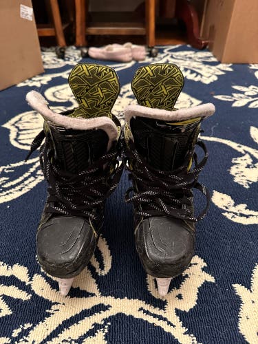 Used Bauer Regular Width  Size 3.5 Vapor 3X Hockey Skates