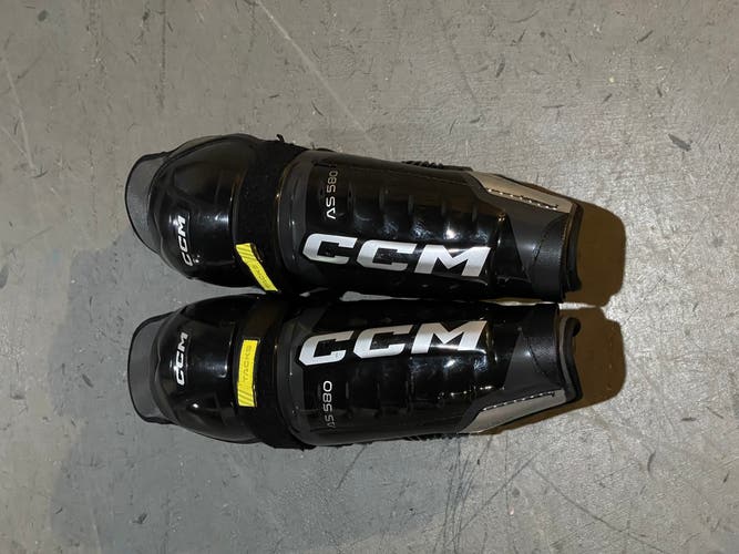 CCM AS 580 shin pads