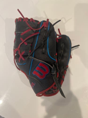 Used 2022 Wilson Right Hand Throw Infield A2000 Baseball Glove 11"