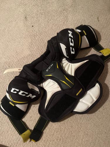 Junior Used Small CCM Tacks 9060 Shoulder Pads