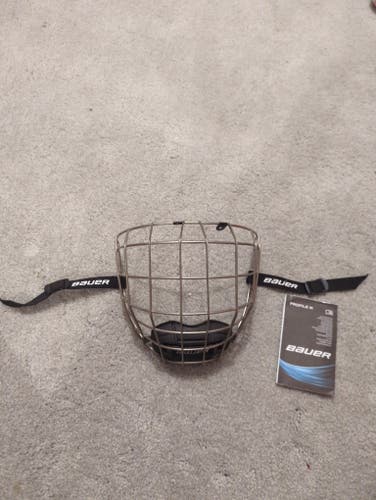 New WITH TAGS Medium Bauer Profile III Facemask Full Cage