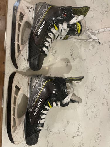 Junior Used Bauer Vapor 3X Hockey Skates Regular Width Size 3.5
