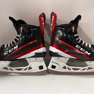 Intermediate Used CCM XTRA PLUS Hockey Skates Size 4.5 RED