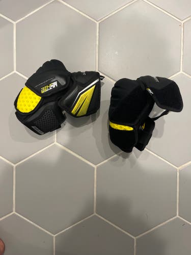 New Medium Bauer  Supreme Ultrasonic Elbow Pads