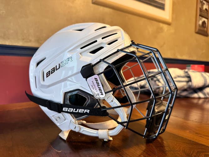 Used Medium Bauer Re-Akt 150 Helmet