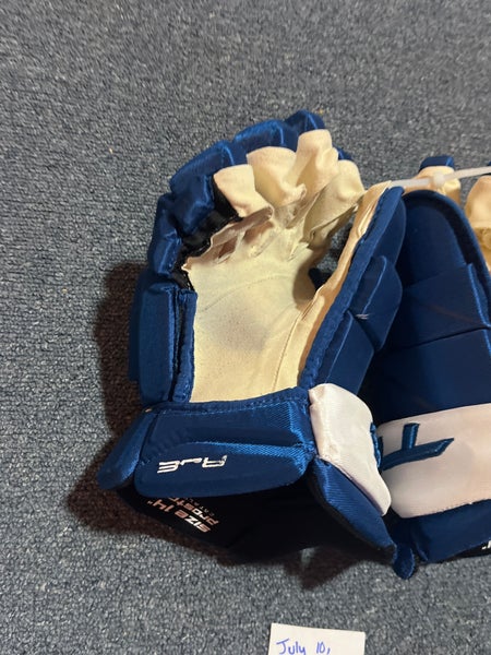 13.5 TRUE Catalyst 9X Gloves - Mathieu Joseph Tampa Bay Lightning - Pro  Stock Hockey