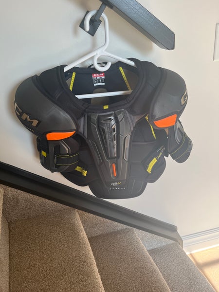 CCM ASV Pro hockey shoulder pads: Size Large