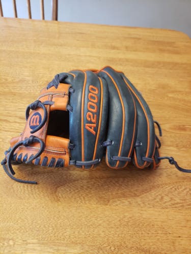 Used Wilson Right Hand Throw Infield A2000 Baseball Glove 11.5"