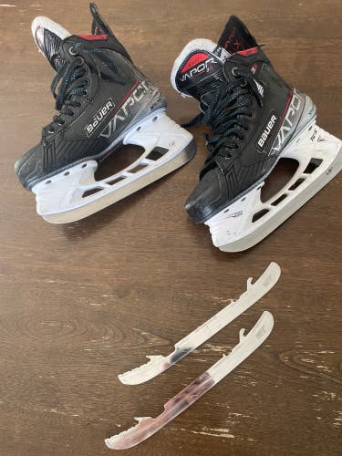 Used Bauer Regular Width  Size 4 Vapor 3X Hockey Skates