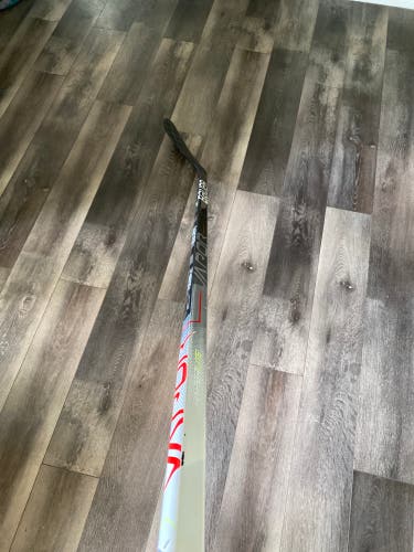 Intermediate Left Hand P28  Vapor Hyperlite Hockey Stick