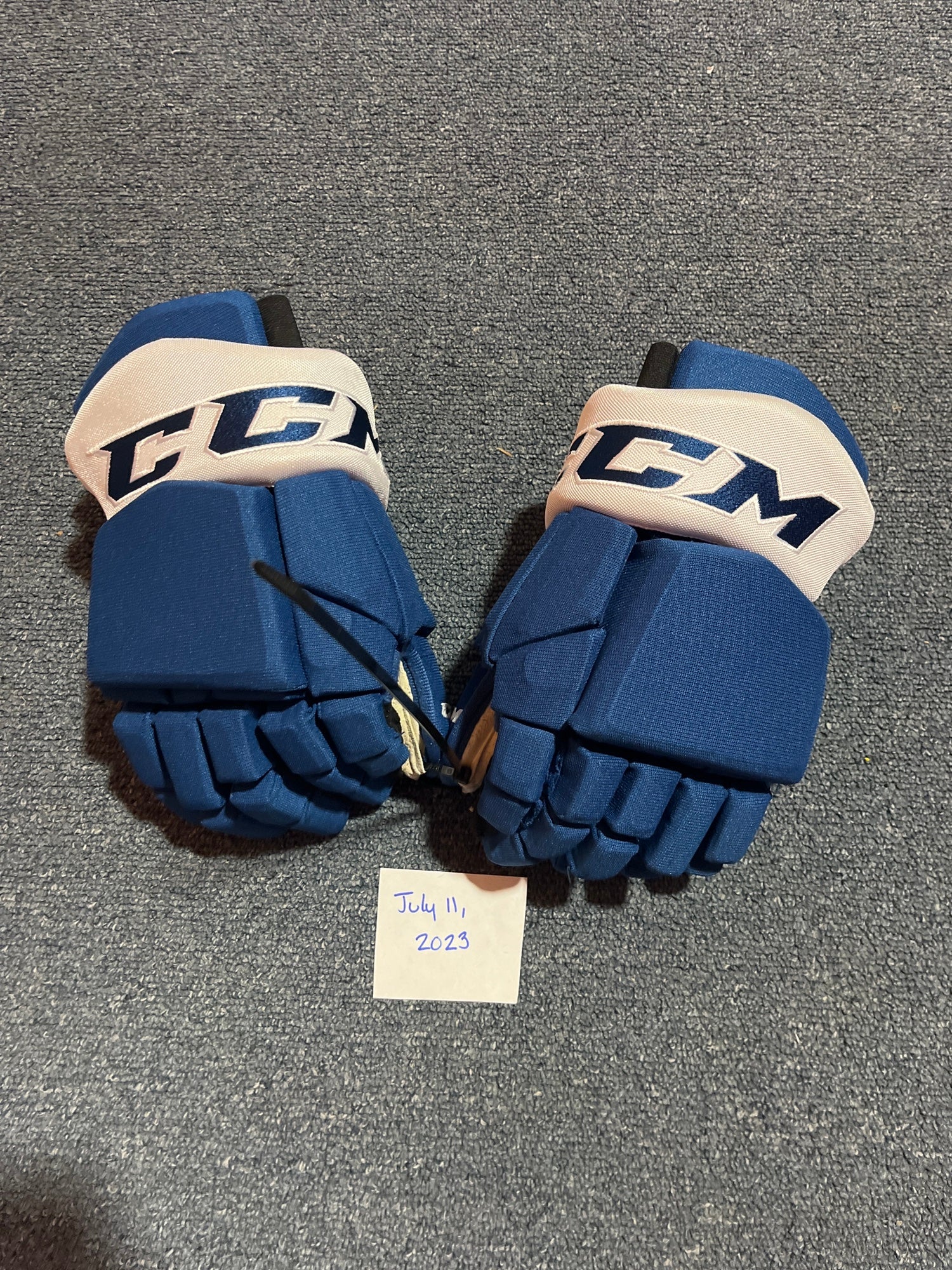 Limited Edition Stadium Series Tampa Bay Lightning New Pro Return CCM White  Nash Gloves-14