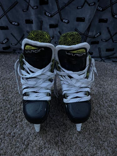 Used Bauer Regular Width  Size 3.5 Vapor 3X Hockey Skates