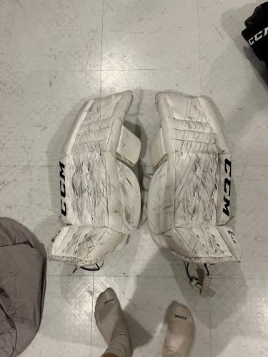 28" CCM Extreme Flex E4.5 Goalie Leg Pads