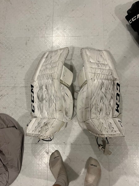 28" CCM Extreme Flex E4.5 Goalie Leg Pads