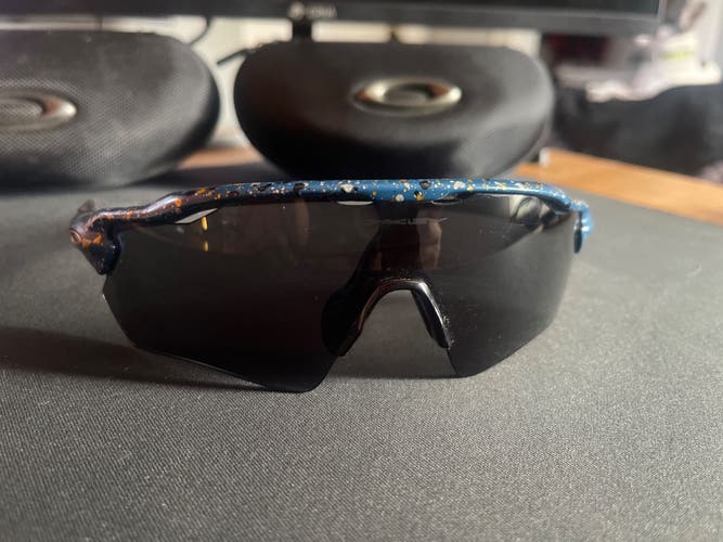 Medium Oakley Radar Sunglasses