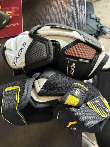 CCM AS1 Elbow Pads used junior large