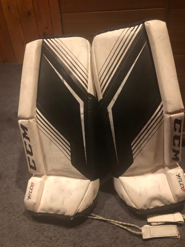22" CCM Extreme Flex II Goalie Leg Pads