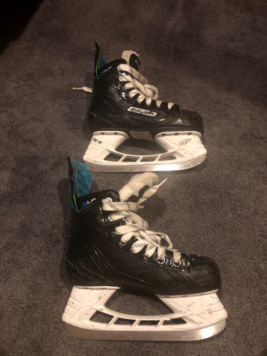 Youth Bauer Regular Width Size 2.5 X-LP Hockey Skates