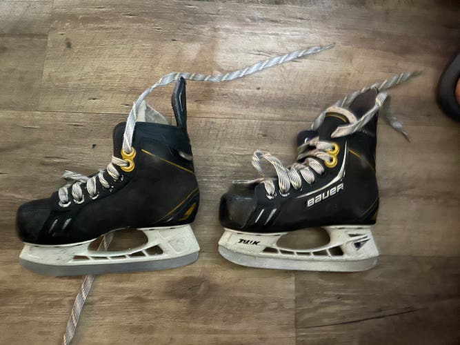 Used Bauer Regular Width Size 10.5 Hockey Skates