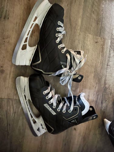 Intermediate Bauer Regular Width Size 5 Nexus 400 Hockey Skates