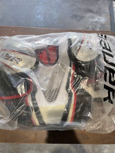 Senior New Medium Bauer vapor x20 Shoulder Pads
