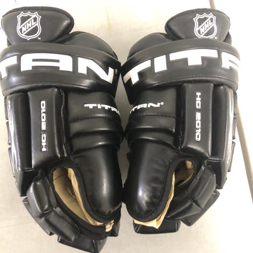 Nearly NEW Titan 14” HG 2010 black gloves