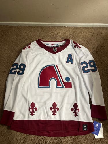 New Reverse Retro Colorado Avalanche Nathan Mackinnon Jersey In Size 52 (L)