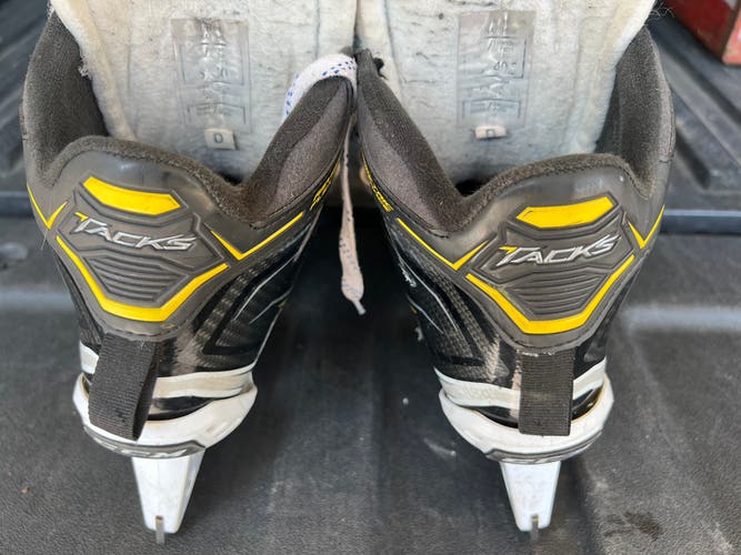 Senior CCM Regular Width Size 6.5 Tacks 9060 Hockey Goalie Skates