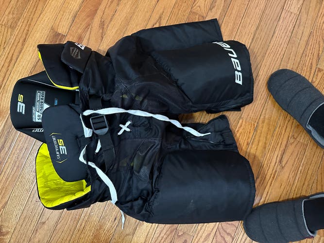 Senior Medium Bauer  Supreme 3S Hockey Pants