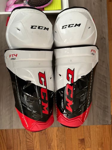 CCM  Jetspeed FT4 pro Shin Pads