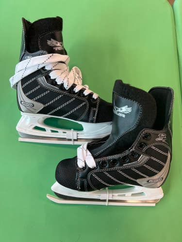 Junior New Tour TR-700 Hockey Skates D&R (Regular) 1.0