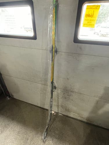 Senior New 87 Flex Right Handed Bauer Supreme UltraSonic Hockey Stick P28
