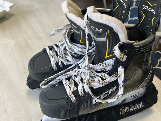 Senior Used CCM Tacks Vector Hockey Skates Regular Width Size 9 New Condition