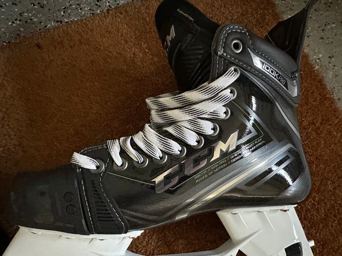 New CCM Regular Width  Size 9 100K Hockey Skates